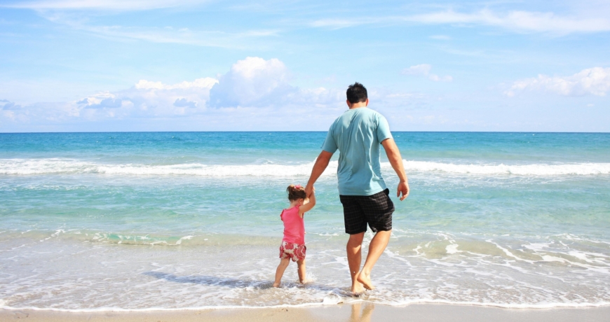 enfant main dans la main, vacance, parfum Premier sourire